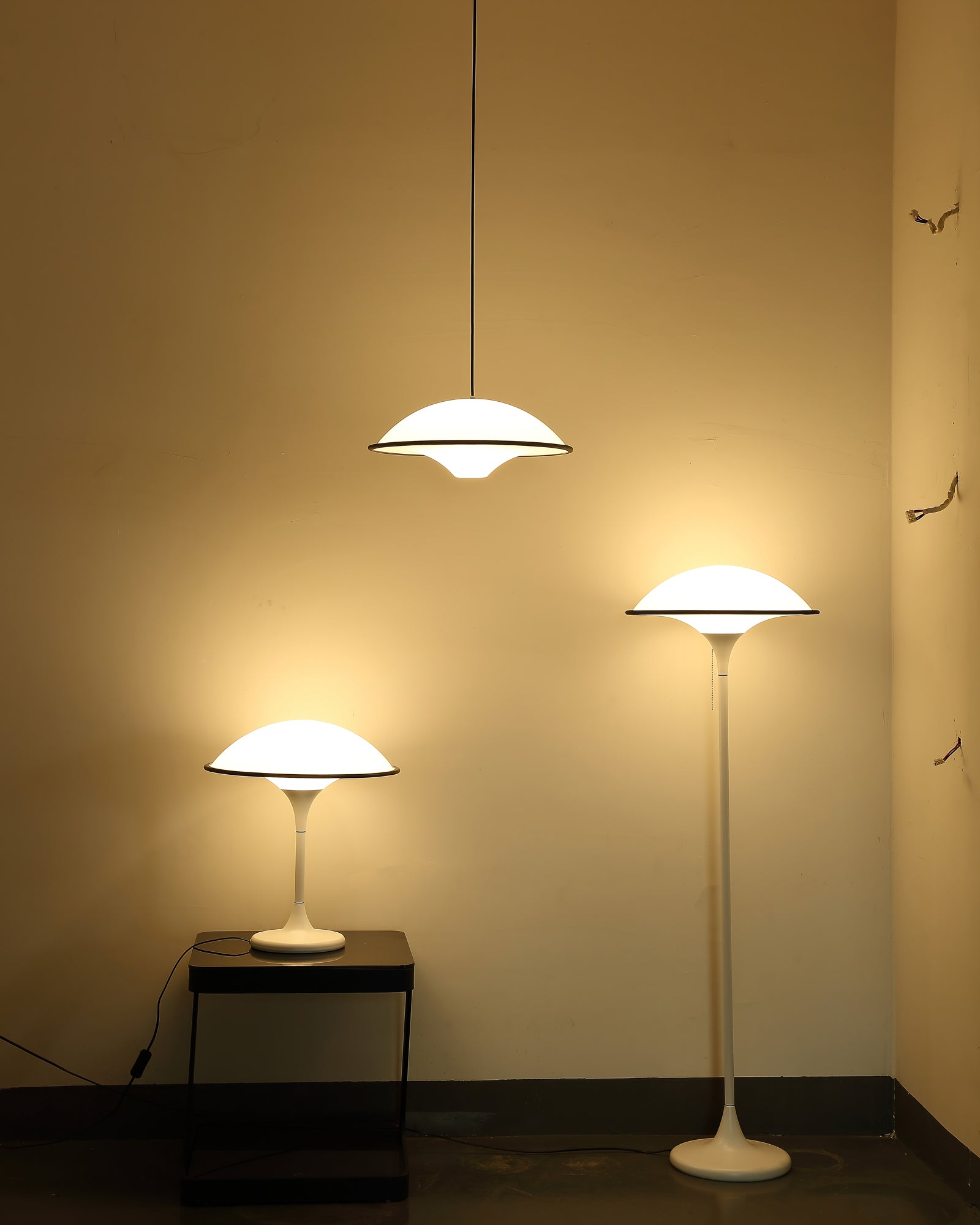 Marinella Dome Bordlampe med Svart Kant og Akryl
