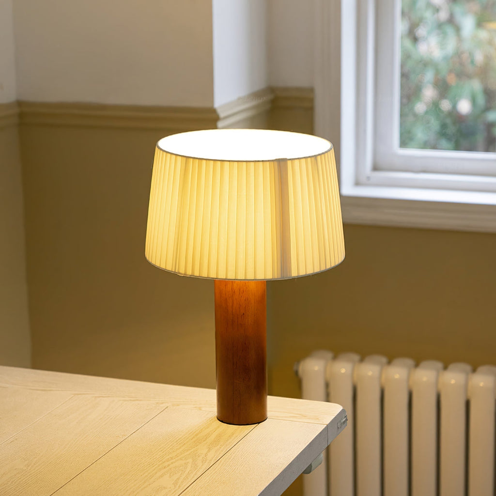 LumiOak Bordlampe med Varm Stoffskjerm og Trebase
