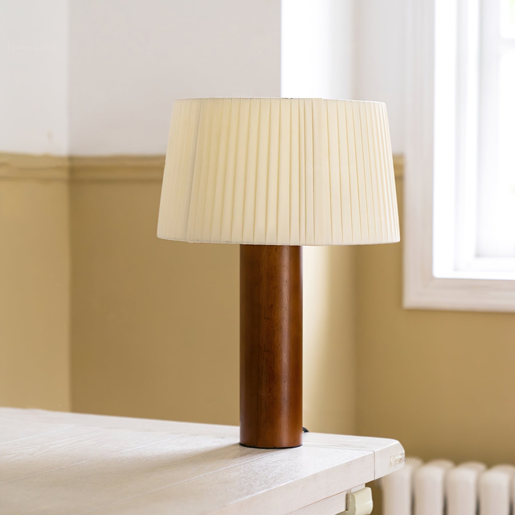 LumiOak Bordlampe med Varm Stoffskjerm og Trebase