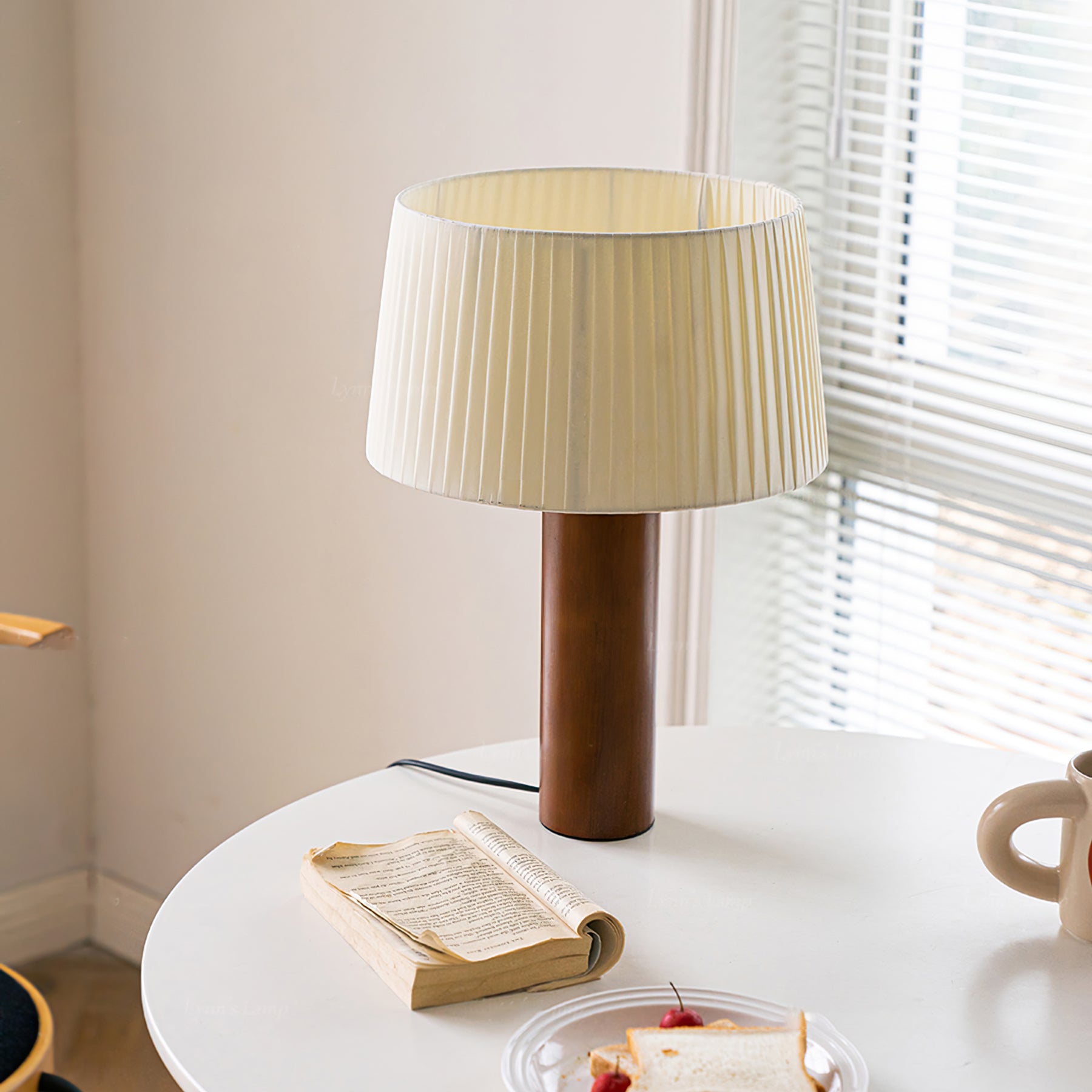 LumiOak Bordlampe med Varm Stoffskjerm og Trebase