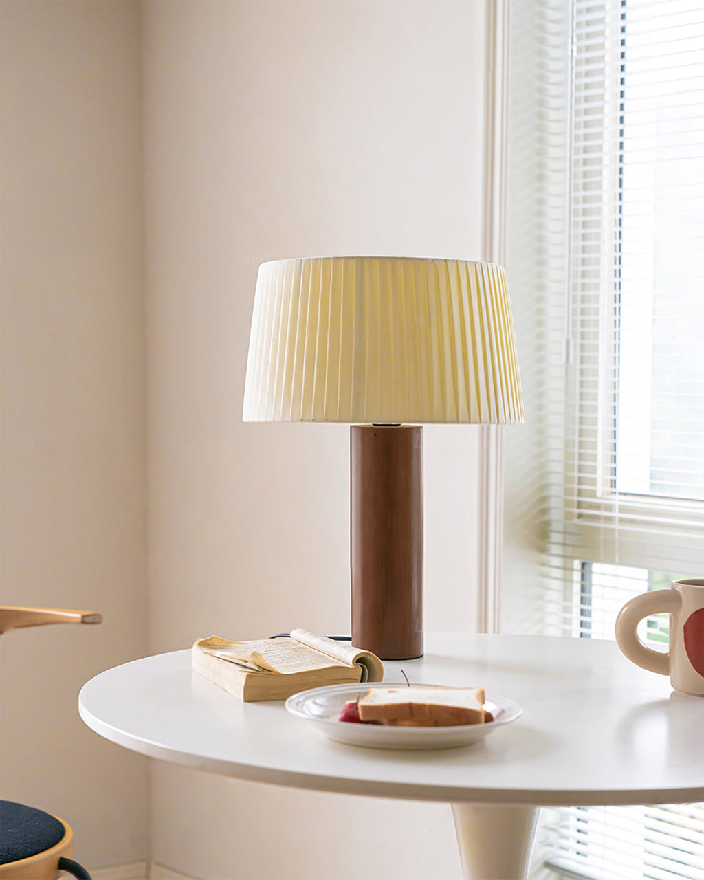 LumiOak Bordlampe med Varm Stoffskjerm og Trebase