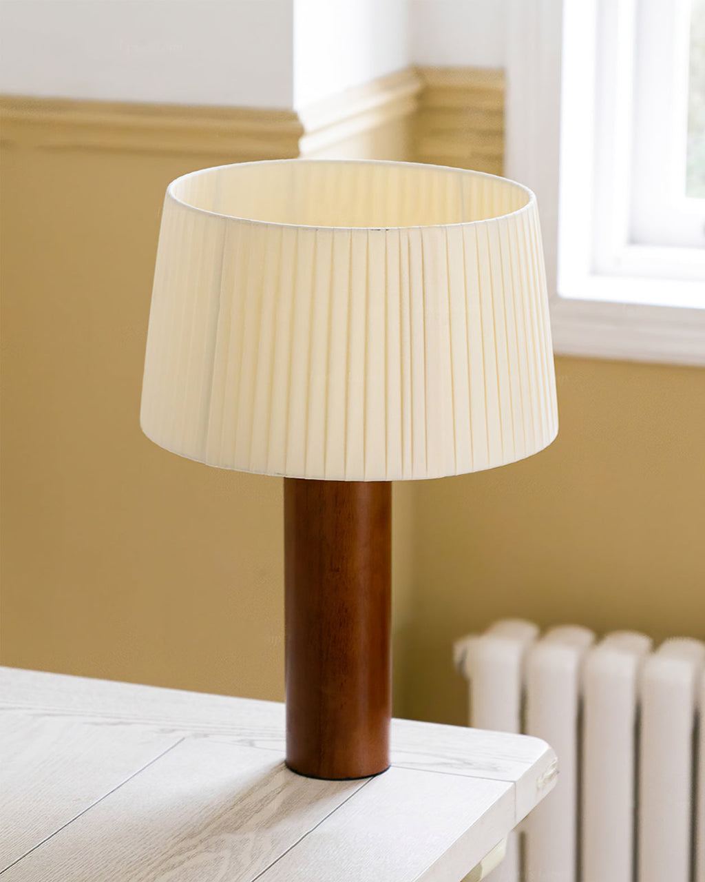 LumiOak Bordlampe med Varm Stoffskjerm og Trebase