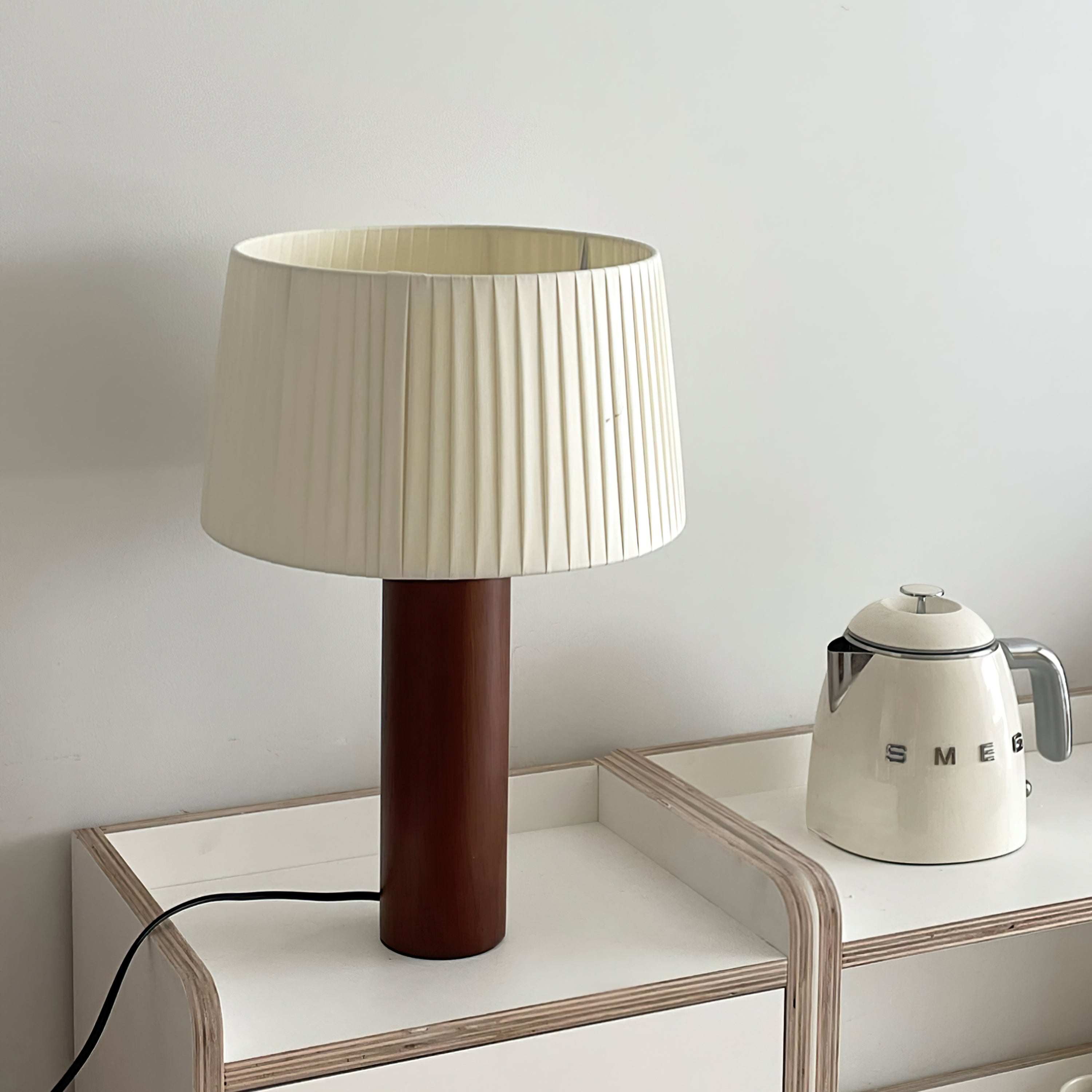 LumiOak Bordlampe med Varm Stoffskjerm og Trebase
