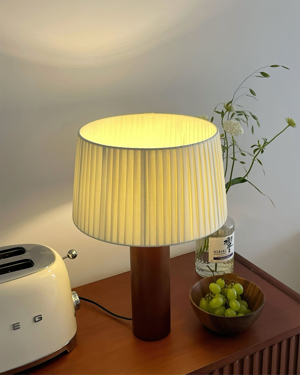 LumiOak Bordlampe med Varm Stoffskjerm og Trebase