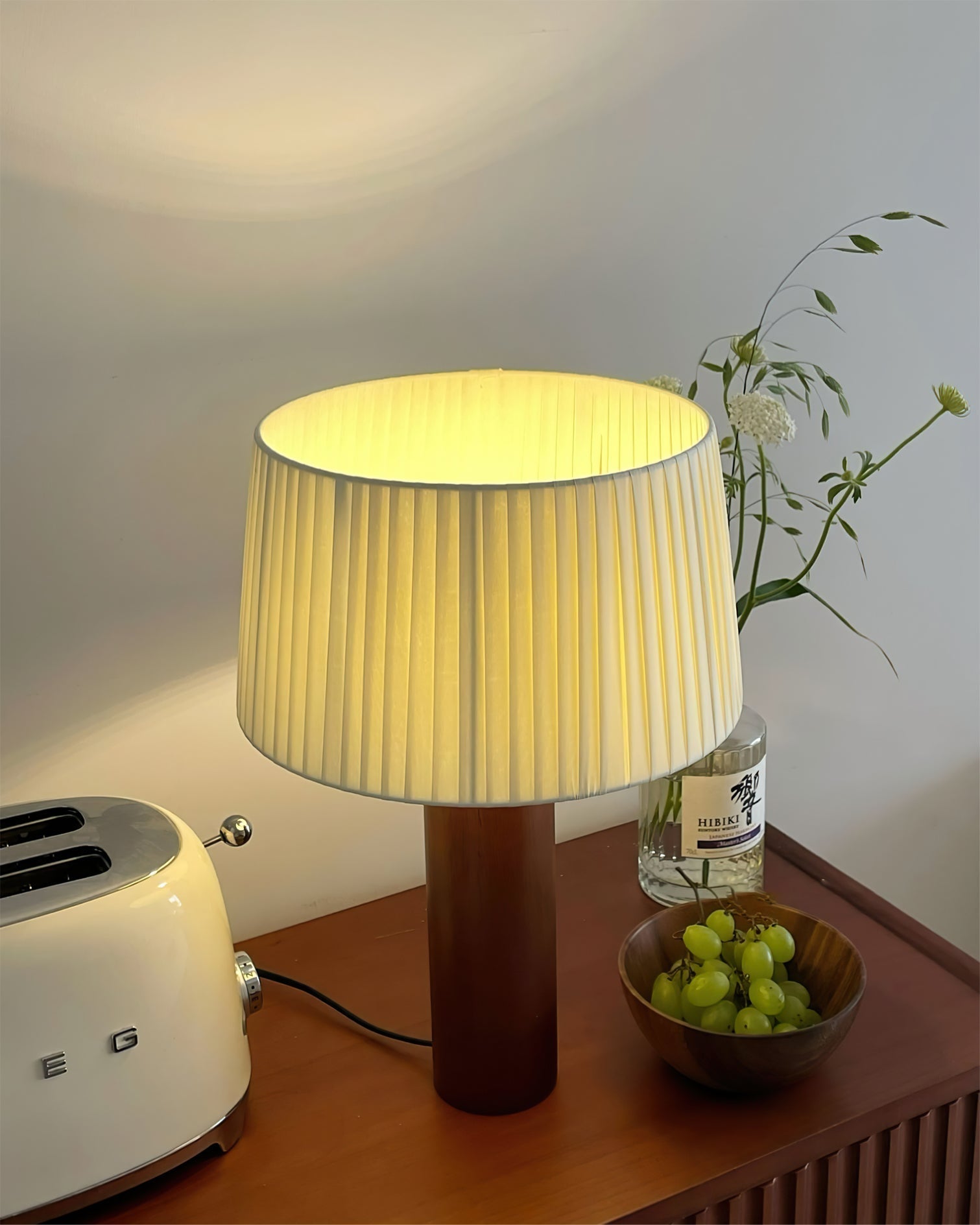 LumiOak Bordlampe med Varm Stoffskjerm og Trebase