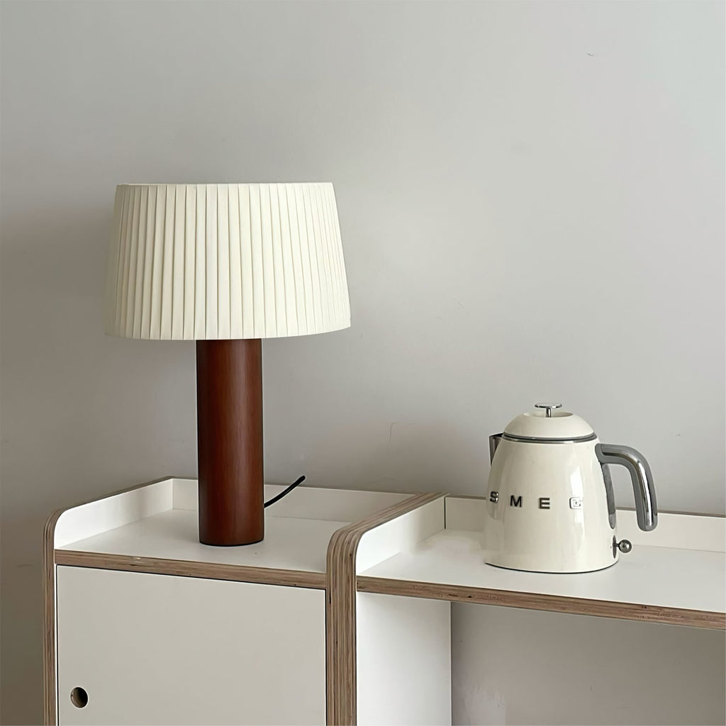 LumiOak Bordlampe med Varm Stoffskjerm og Trebase
