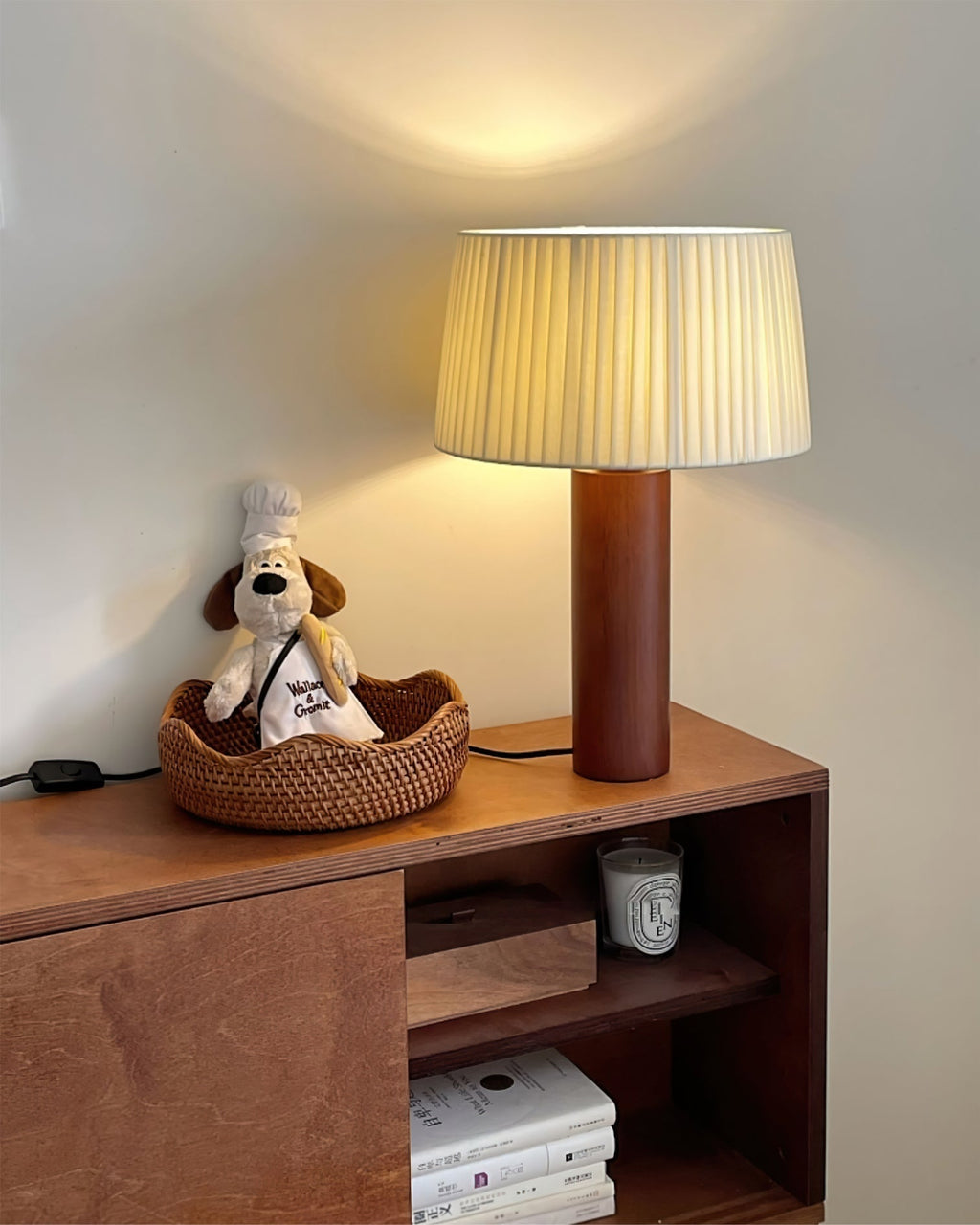 LumiOak Bordlampe med Varm Stoffskjerm og Trebase