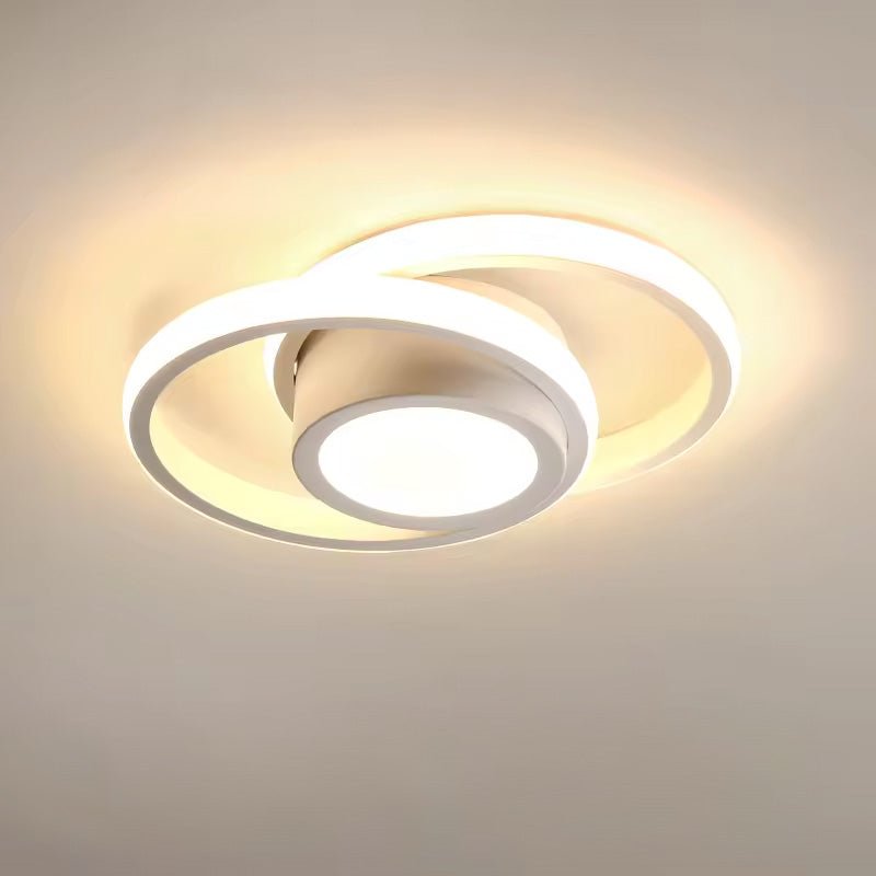 Lámpara de techo con anillos geométricos entrelazados y difusores translúcidos