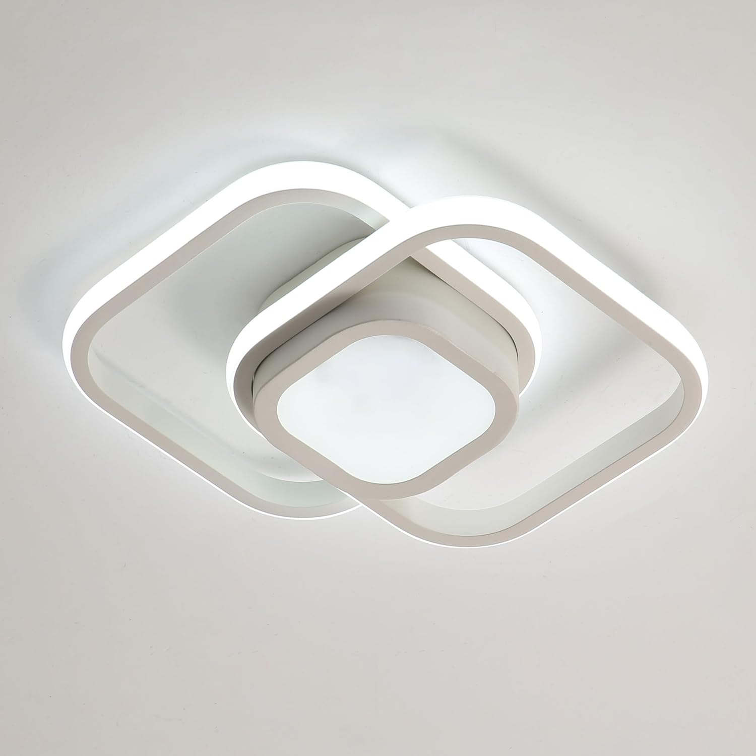 Lámpara de techo con anillos geométricos entrelazados y difusores translúcidos