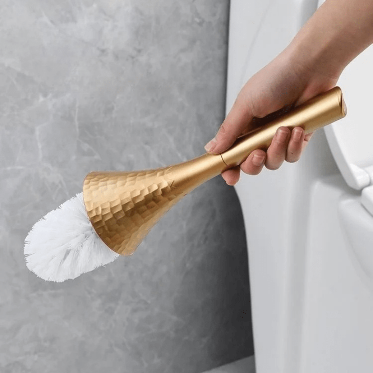 Nova Bristle Elegant toalettbørste med gullfinish for stilfulle bad