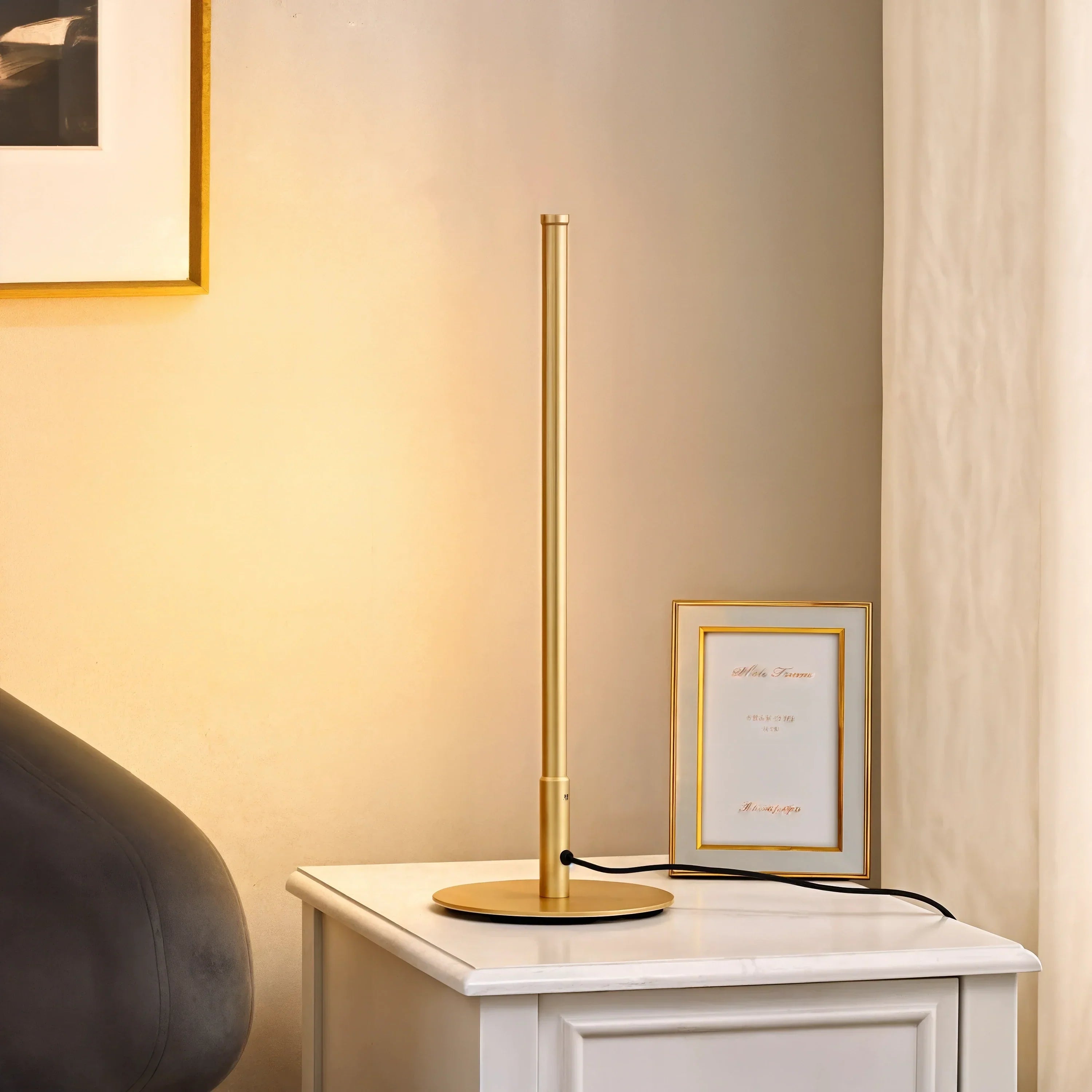 Gylden LED bordlampe for soverom og stue dekorasjon