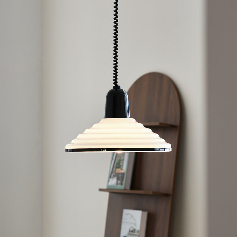 Beaumont | Francouzská závěsná lampa s krémovým sklem do jídelny