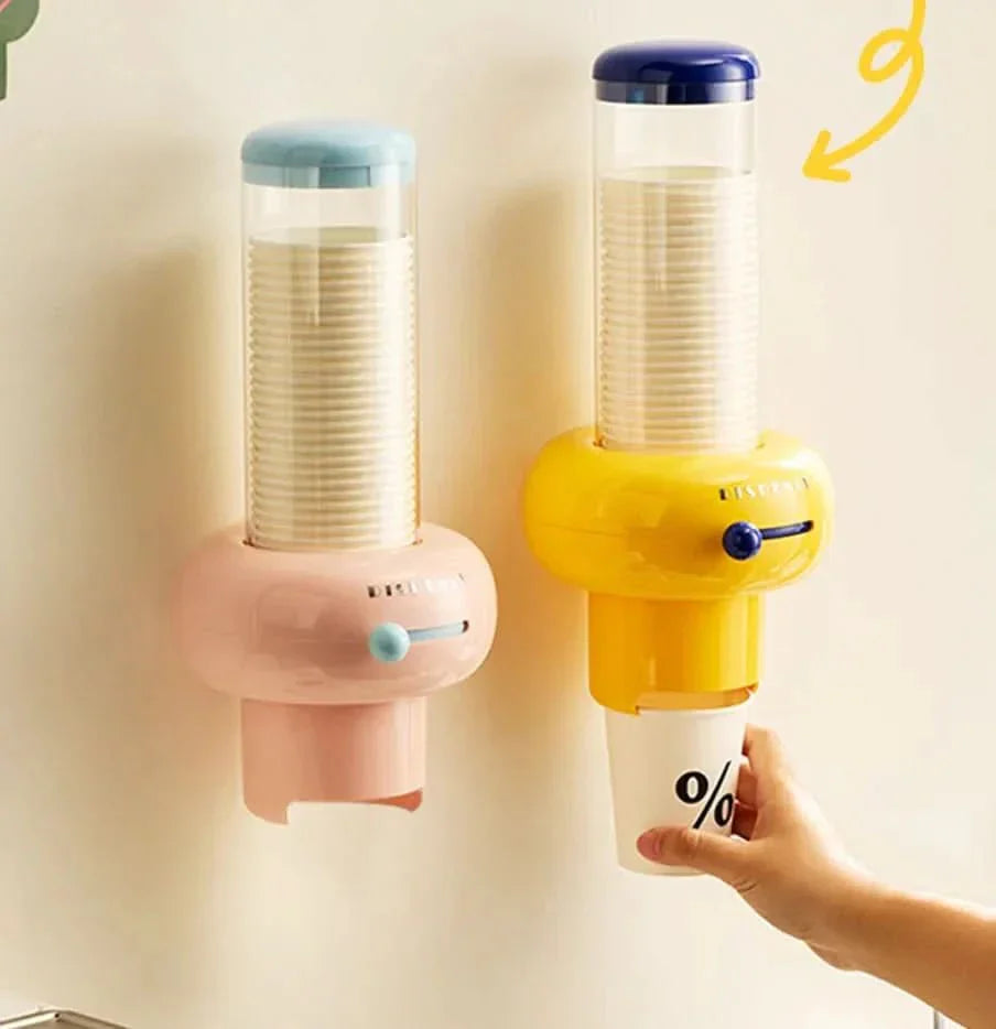 מתקן כוסות CUPHOLD לתלייה על הקיר, חוסך מקום ונוח לשימוש