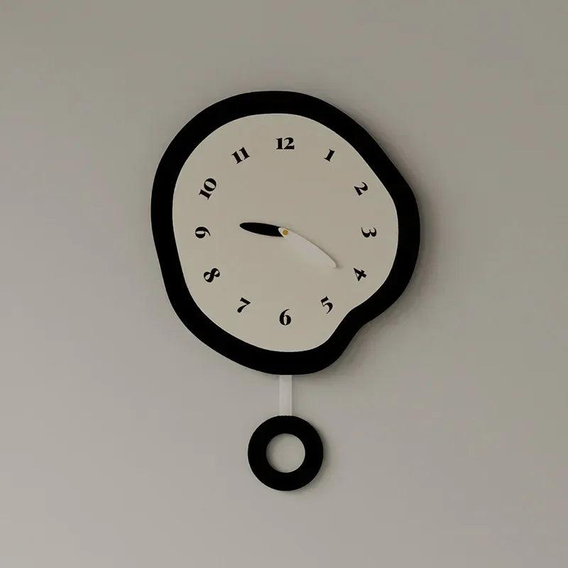 Orologio da parete irregolare NovaForm con movimento silenzioso per spazi moderni
