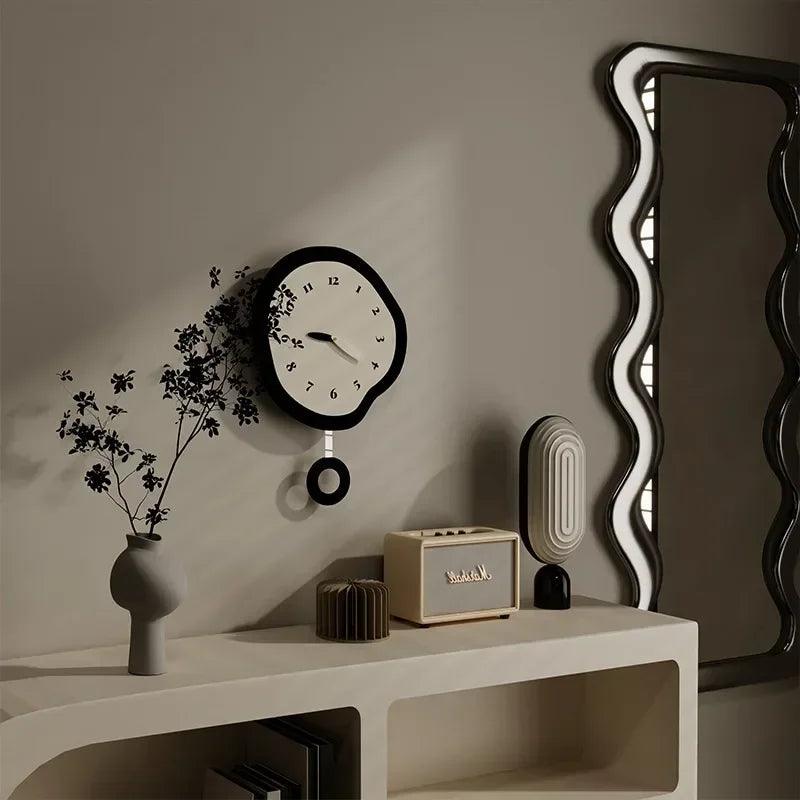 Orologio da parete irregolare NovaForm con movimento silenzioso per spazi moderni