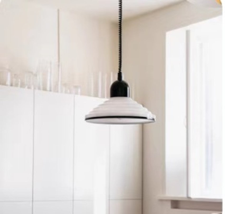 Beaumont | Francouzská závěsná lampa s krémovým sklem do jídelny