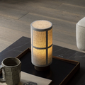 Japanische Seiden-Tischlampe mit Holzfuß von Kiyora | Orntli