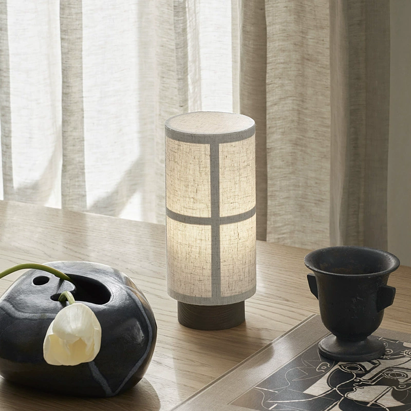 Japanische Seiden-Tischlampe mit Holzfuß von Kiyora | Orntli