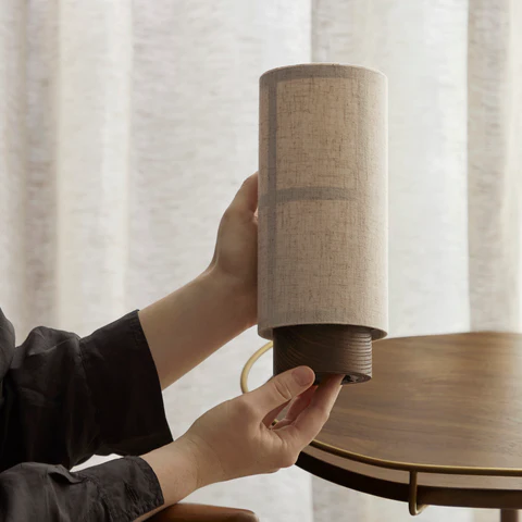 Japanische Seiden-Tischlampe mit Holzfuß von Kiyora | Orntli