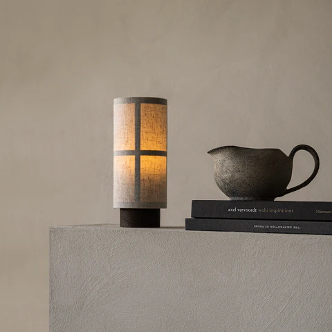 Japanische Seiden-Tischlampe mit Holzfuß von Kiyora | Orntli