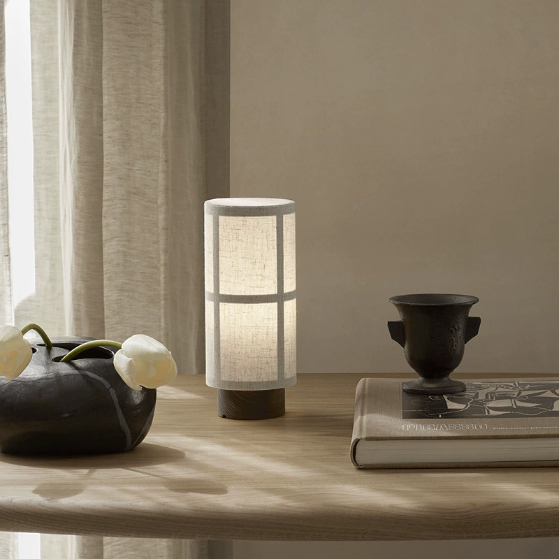 Japanische Seiden-Tischlampe mit Holzfuß von Kiyora | Orntli