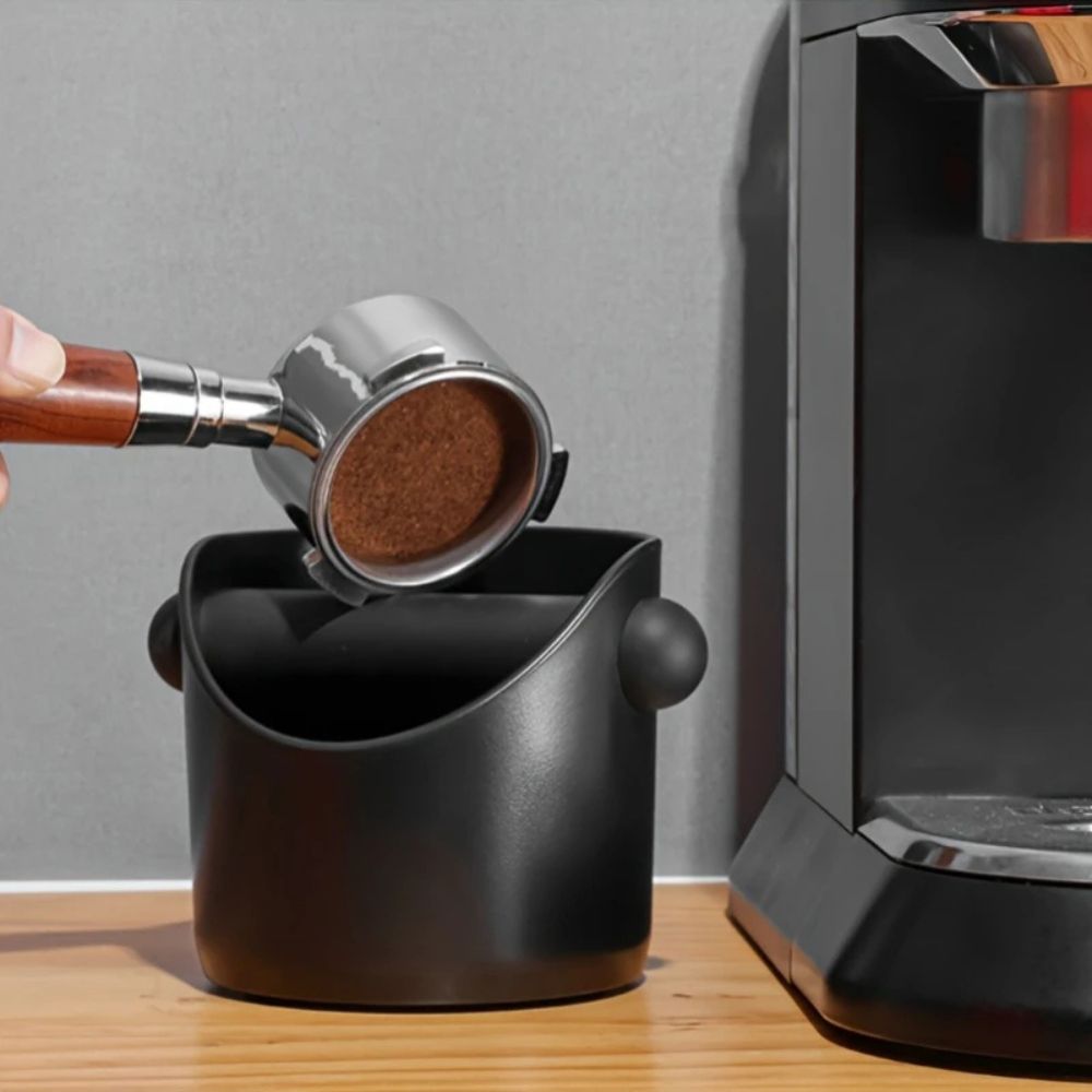 Cutie compactă NovaBrew pentru resturi de cafea, pentru o îndepărtare ușoară a pastilei – preferata baristilor
