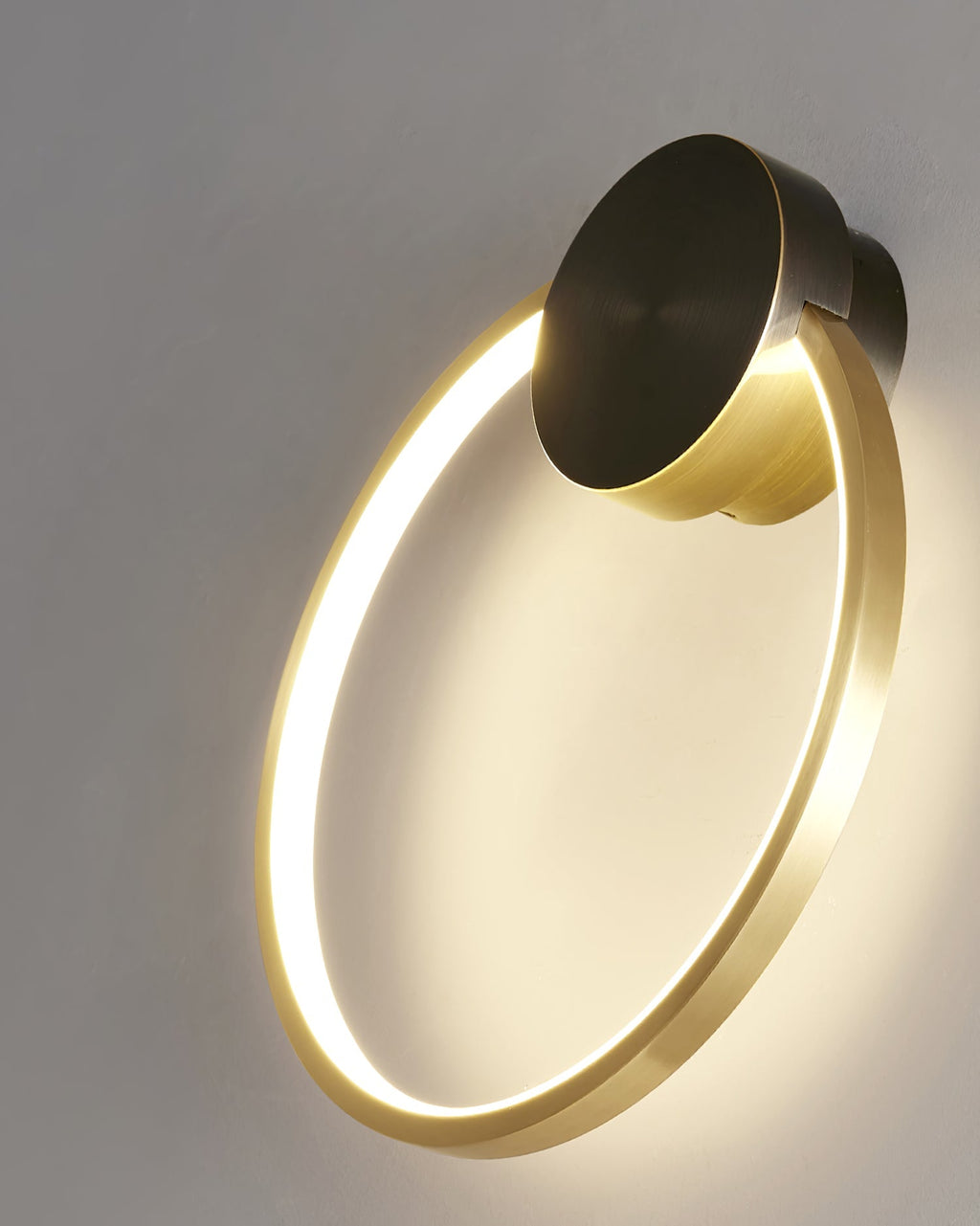 LumiForm | Slank Geometrisk Vegglampe for Moderne Rom