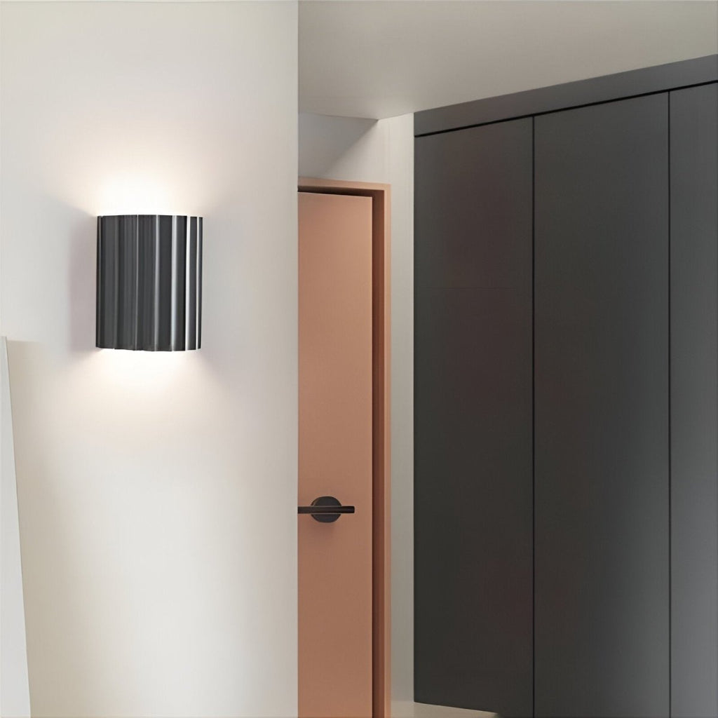 Candeeiro de Parede em Resina às Riscas com Luminária LED Individual para Ambiente