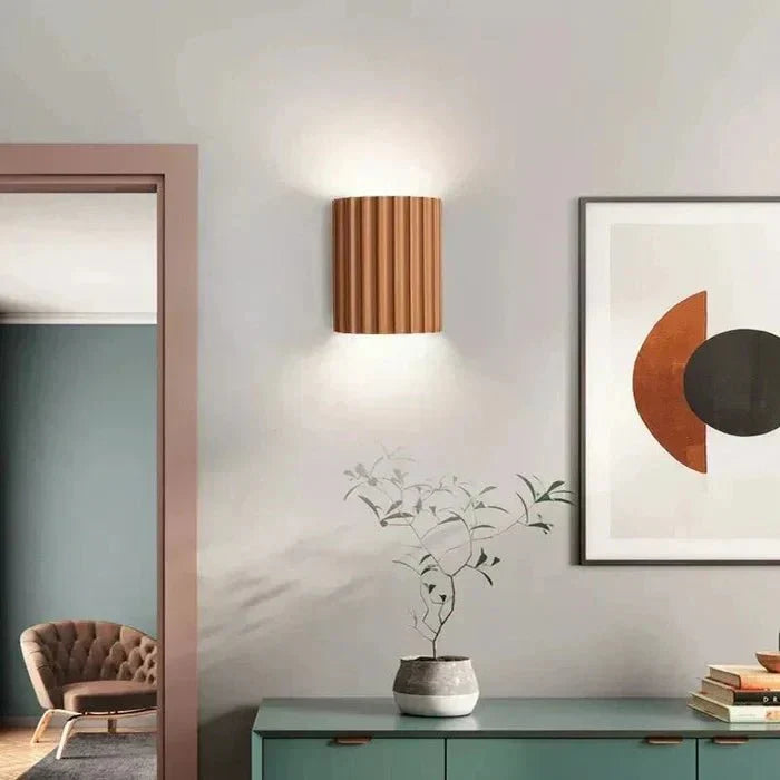 Candeeiro de Parede em Resina às Riscas com Luminária LED Individual para Ambiente