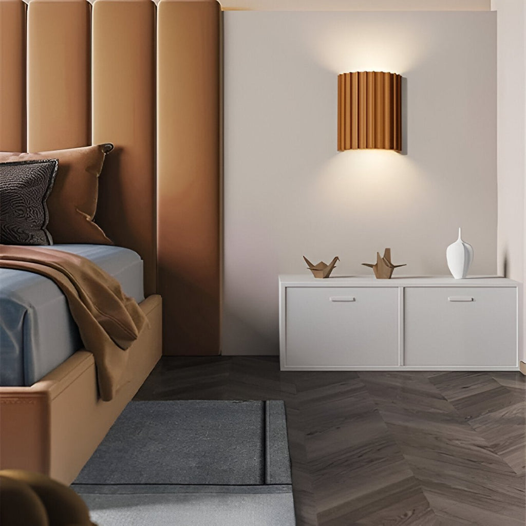 Candeeiro de Parede em Resina às Riscas com Luminária LED Individual para Ambiente
