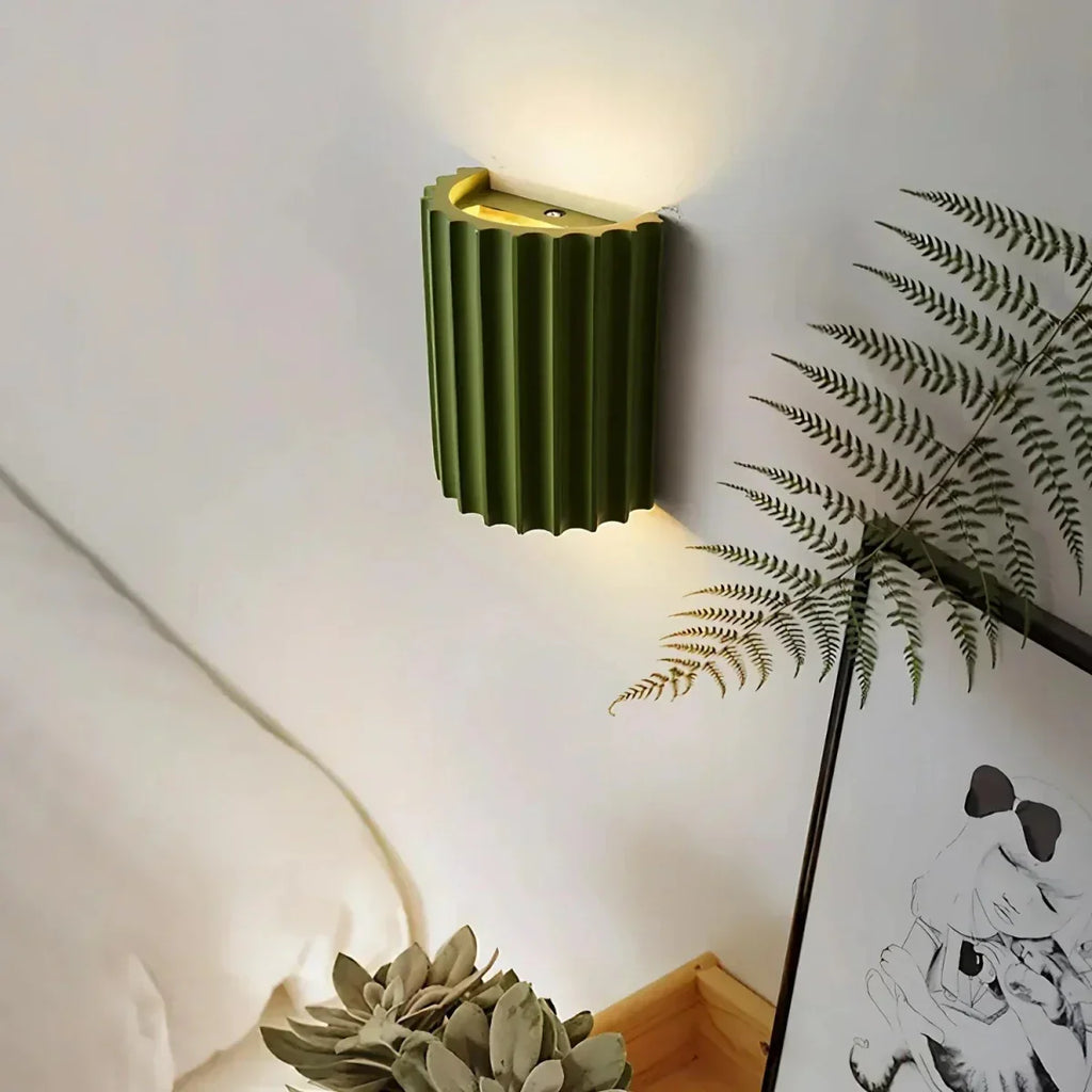 Candeeiro de Parede em Resina às Riscas com Luminária LED Individual para Ambiente
