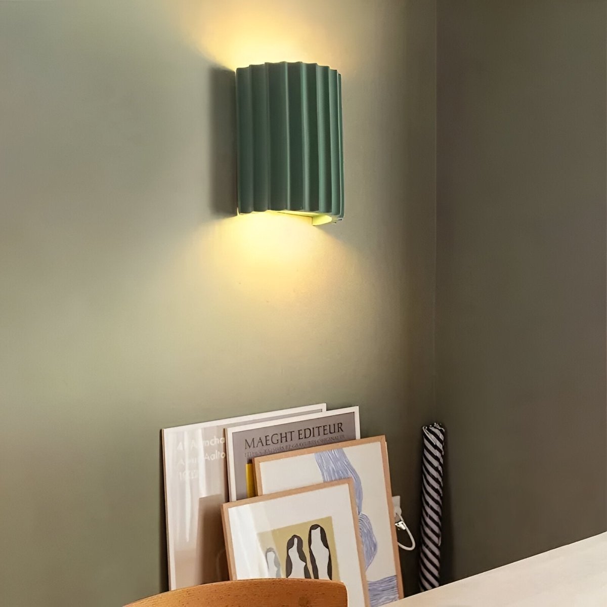 Candeeiro de Parede em Resina às Riscas com Luminária LED Individual para Ambiente