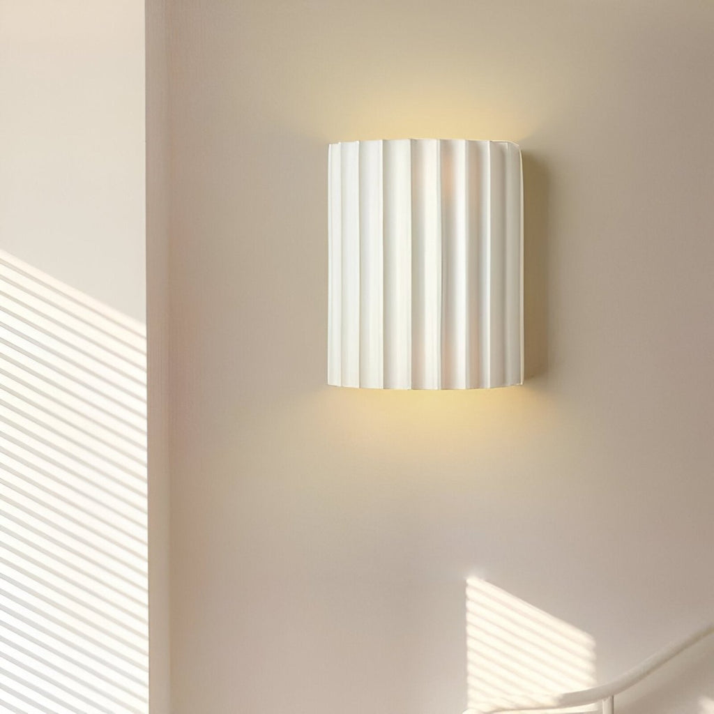Candeeiro de Parede em Resina às Riscas com Luminária LED Individual para Ambiente