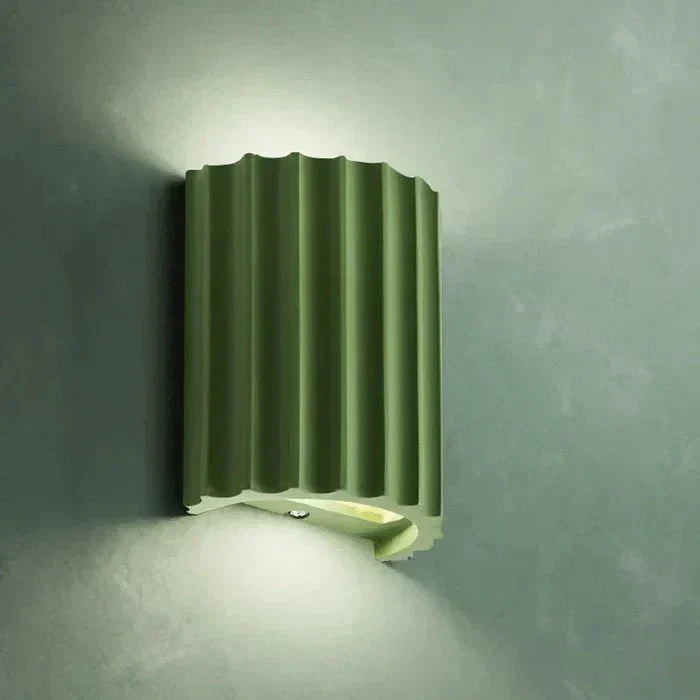 Candeeiro de Parede em Resina às Riscas com Luminária LED Individual para Ambiente