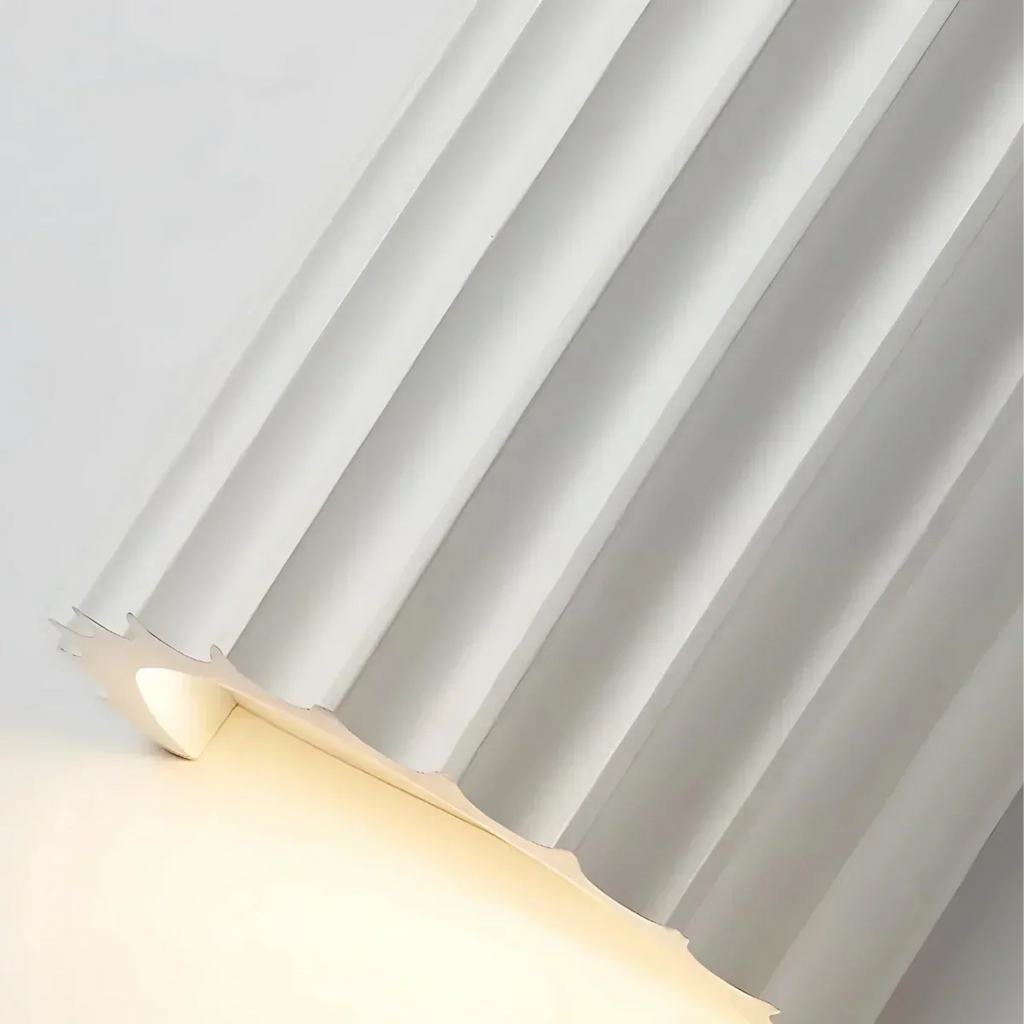 Candeeiro de Parede em Resina às Riscas com Luminária LED Individual para Ambiente