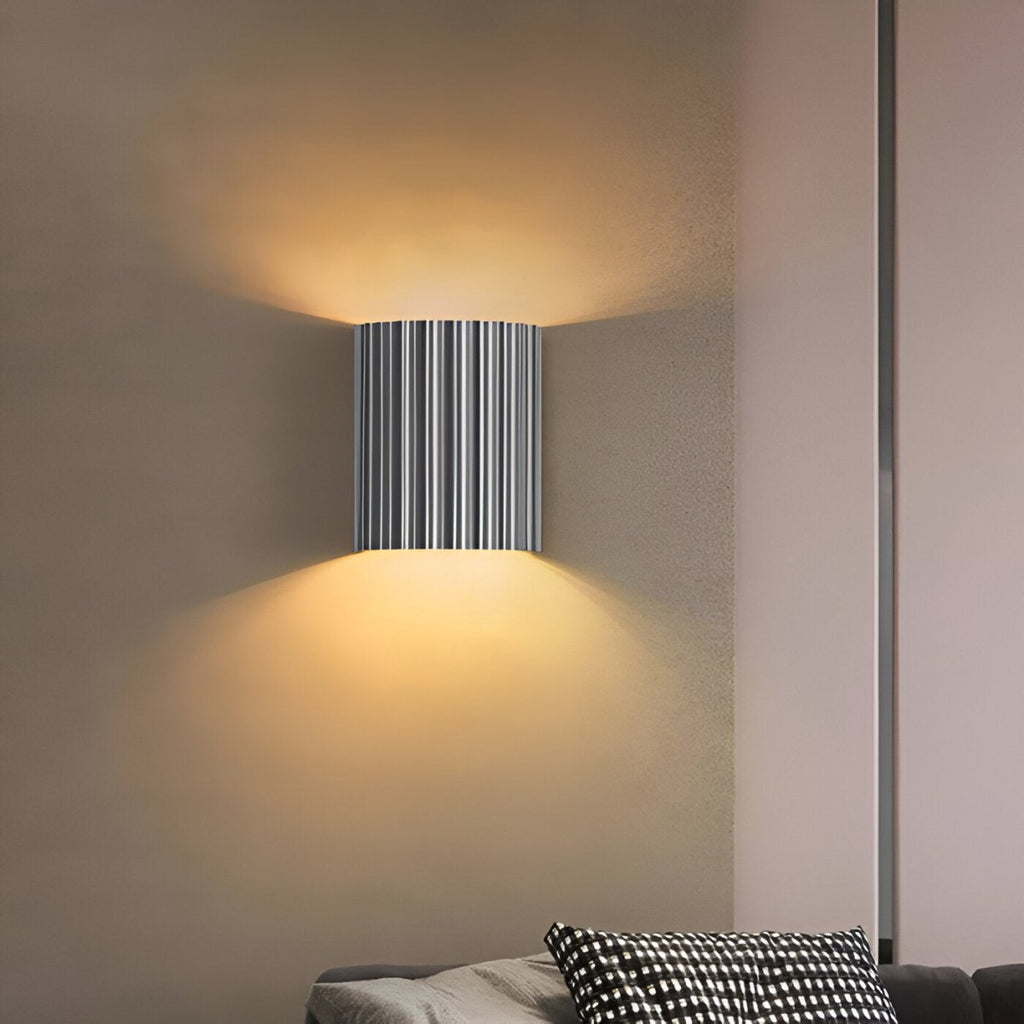 Candeeiro de Parede em Resina às Riscas com Luminária LED Individual para Ambiente