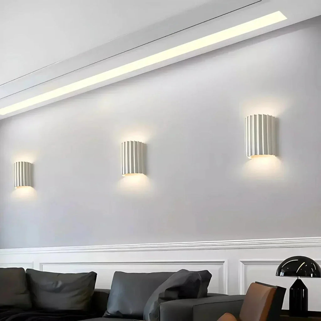 Candeeiro de Parede em Resina às Riscas com Luminária LED Individual para Ambiente