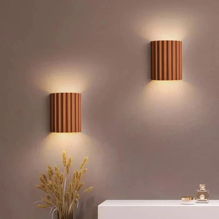 Candeeiro de Parede em Resina às Riscas com Luminária LED Individual para Ambiente