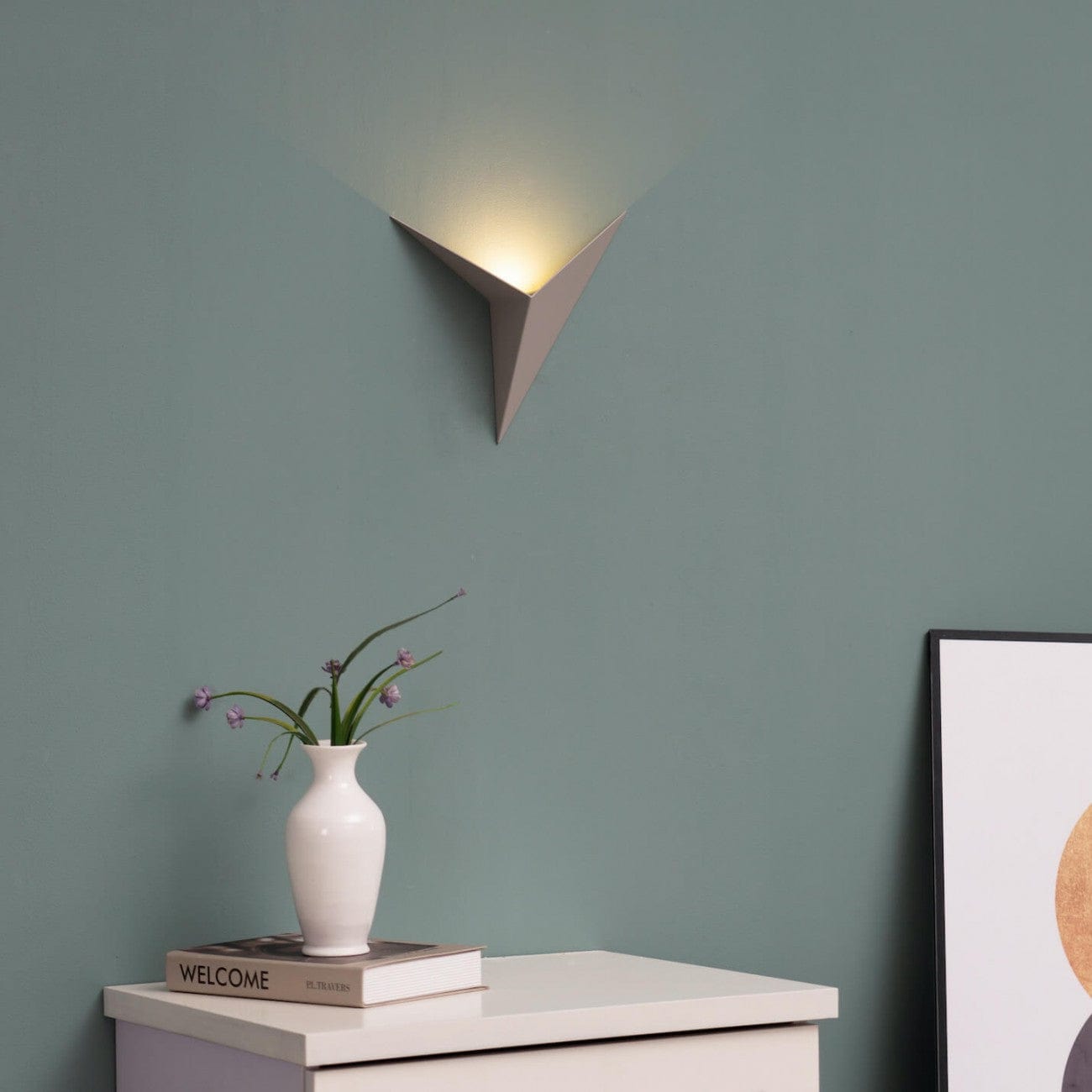 LED vegglampe for stue eller gang | Moderne trekantet design