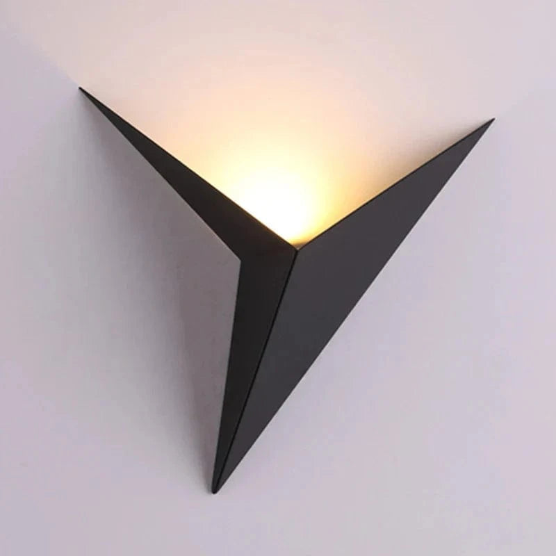 LED vegglampe for stue eller gang | Moderne trekantet design