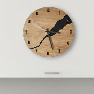 Dřevěné nástěnné hodiny Aurelin Nadčasové kouzlo pro moderní obytné prostory