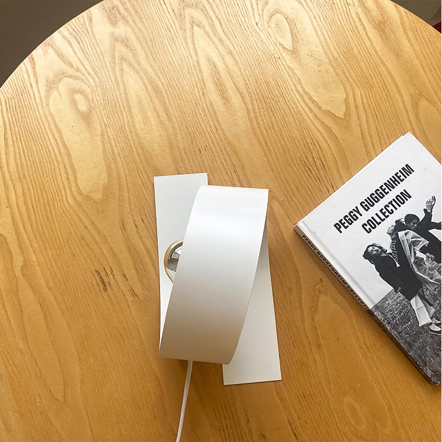Aurell | Minimalistyczna biała metalowa lampa stołowa do nowoczesnych wnętrz