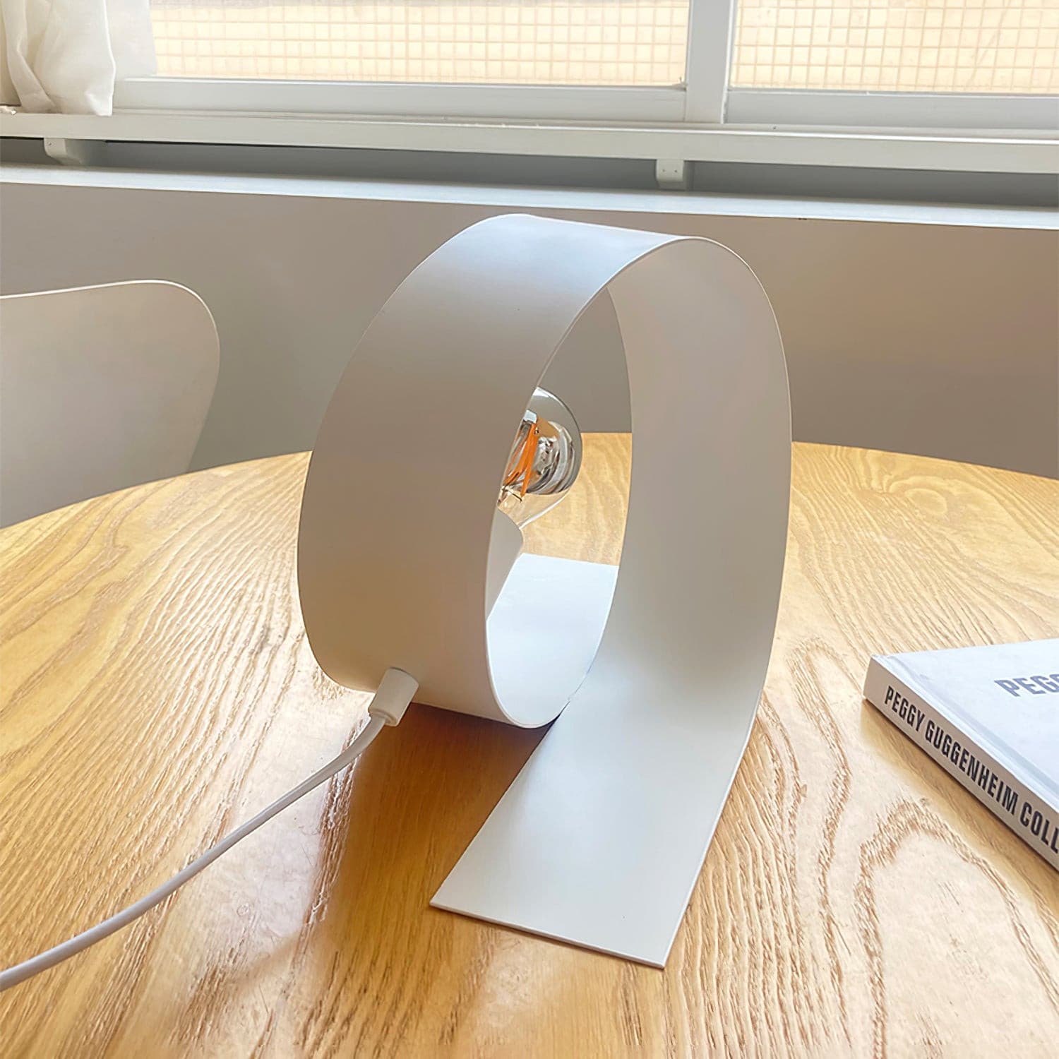 Aurell | Minimalistyczna biała metalowa lampa stołowa do nowoczesnych wnętrz