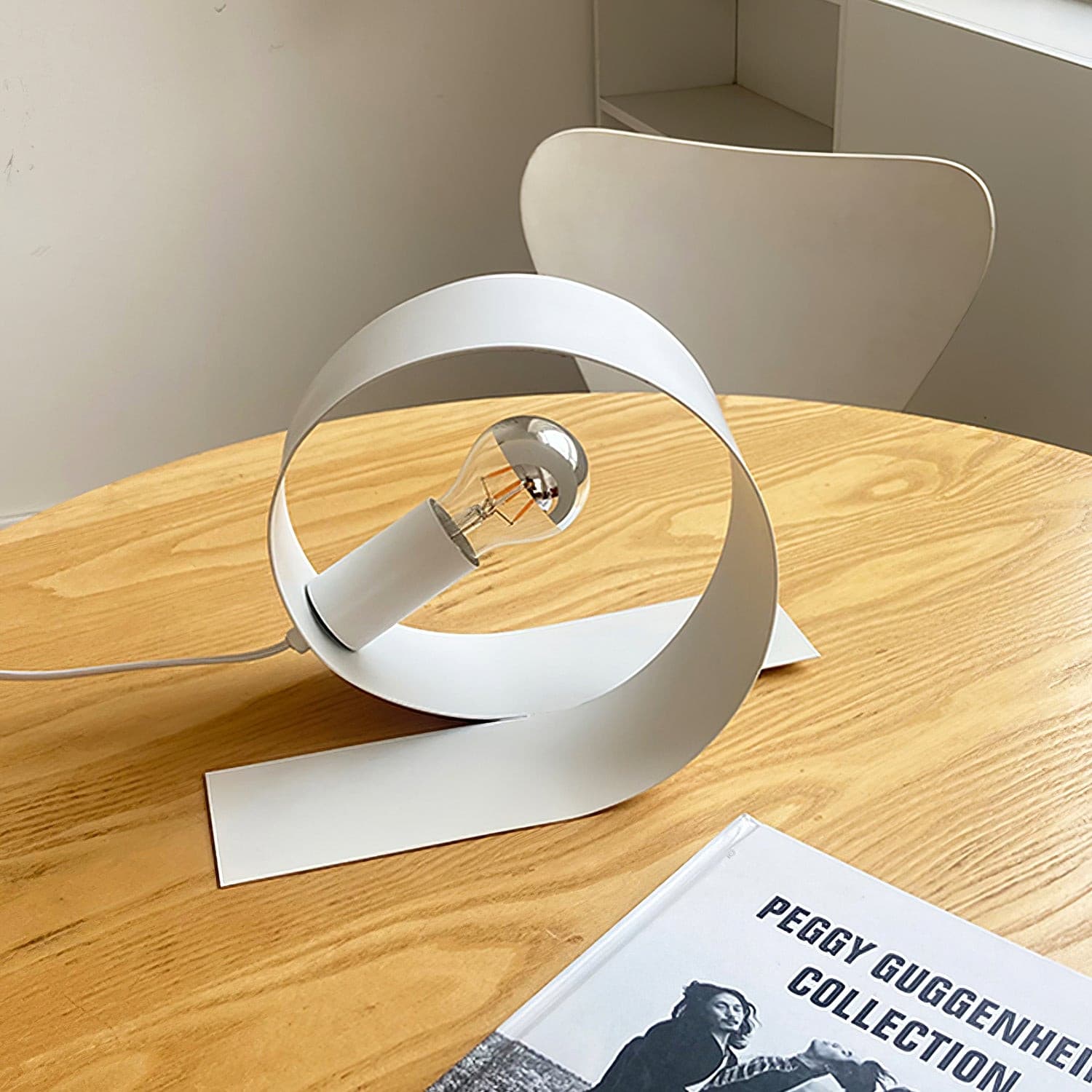Aurell | Minimalistyczna biała metalowa lampa stołowa do nowoczesnych wnętrz