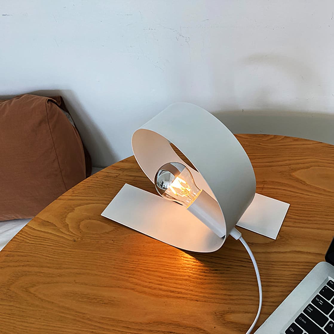 Aurell | Minimalistyczna biała metalowa lampa stołowa do nowoczesnych wnętrz