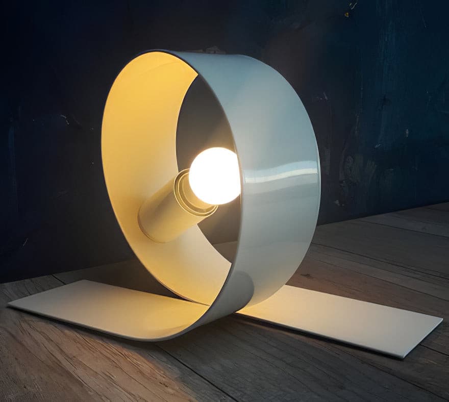 Aurell | Minimalistyczna biała metalowa lampa stołowa do nowoczesnych wnętrz