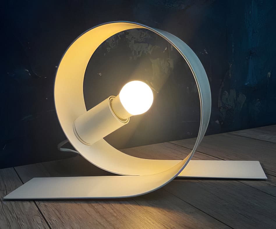 Aurell | Minimalistyczna biała metalowa lampa stołowa do nowoczesnych wnętrz