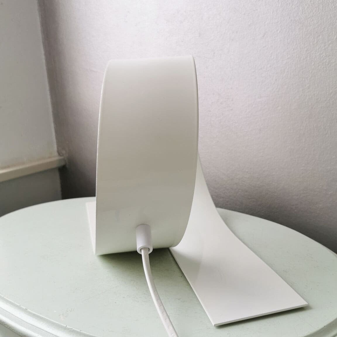 Aurell | Minimalistyczna biała metalowa lampa stołowa do nowoczesnych wnętrz