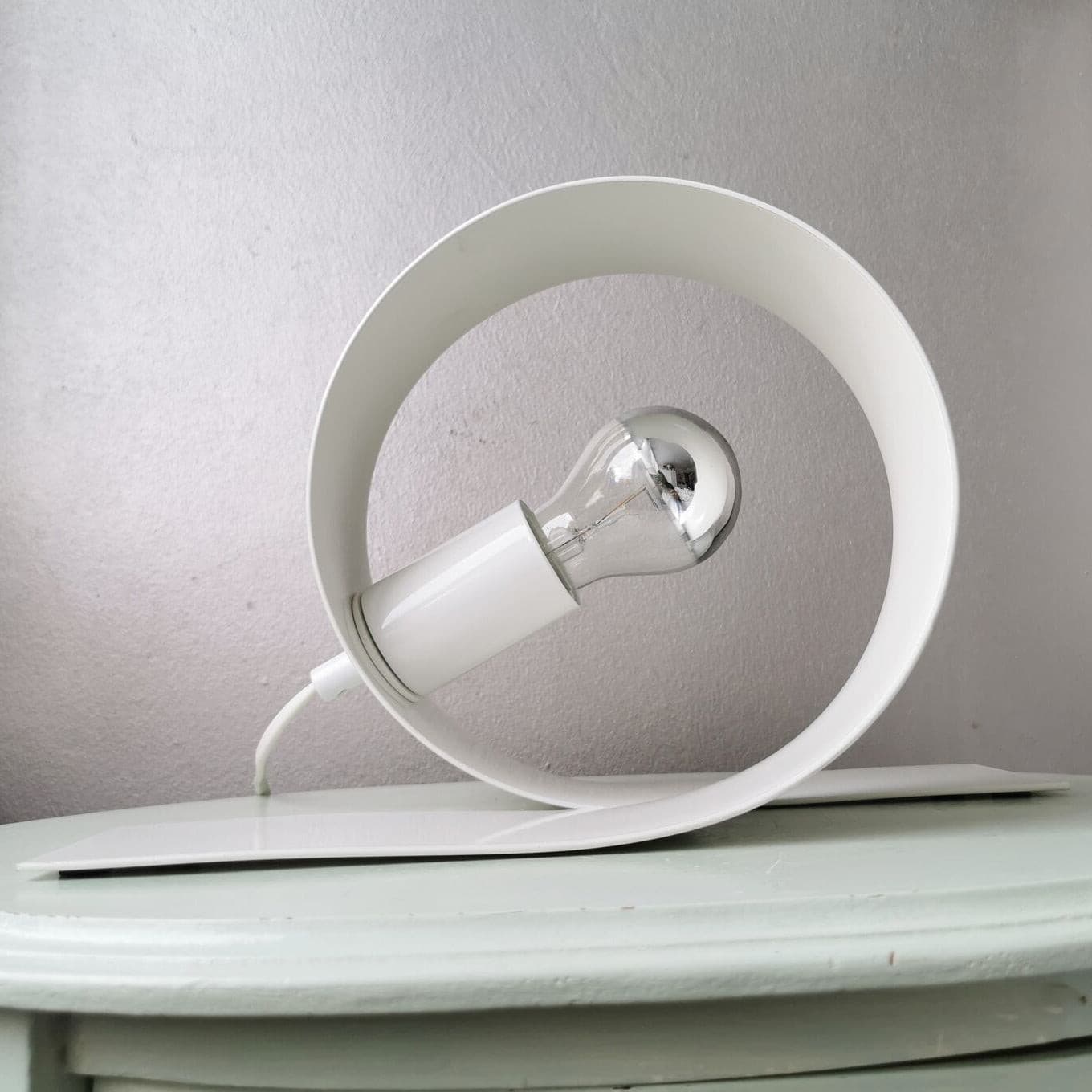 Aurell | Minimalistyczna biała metalowa lampa stołowa do nowoczesnych wnętrz