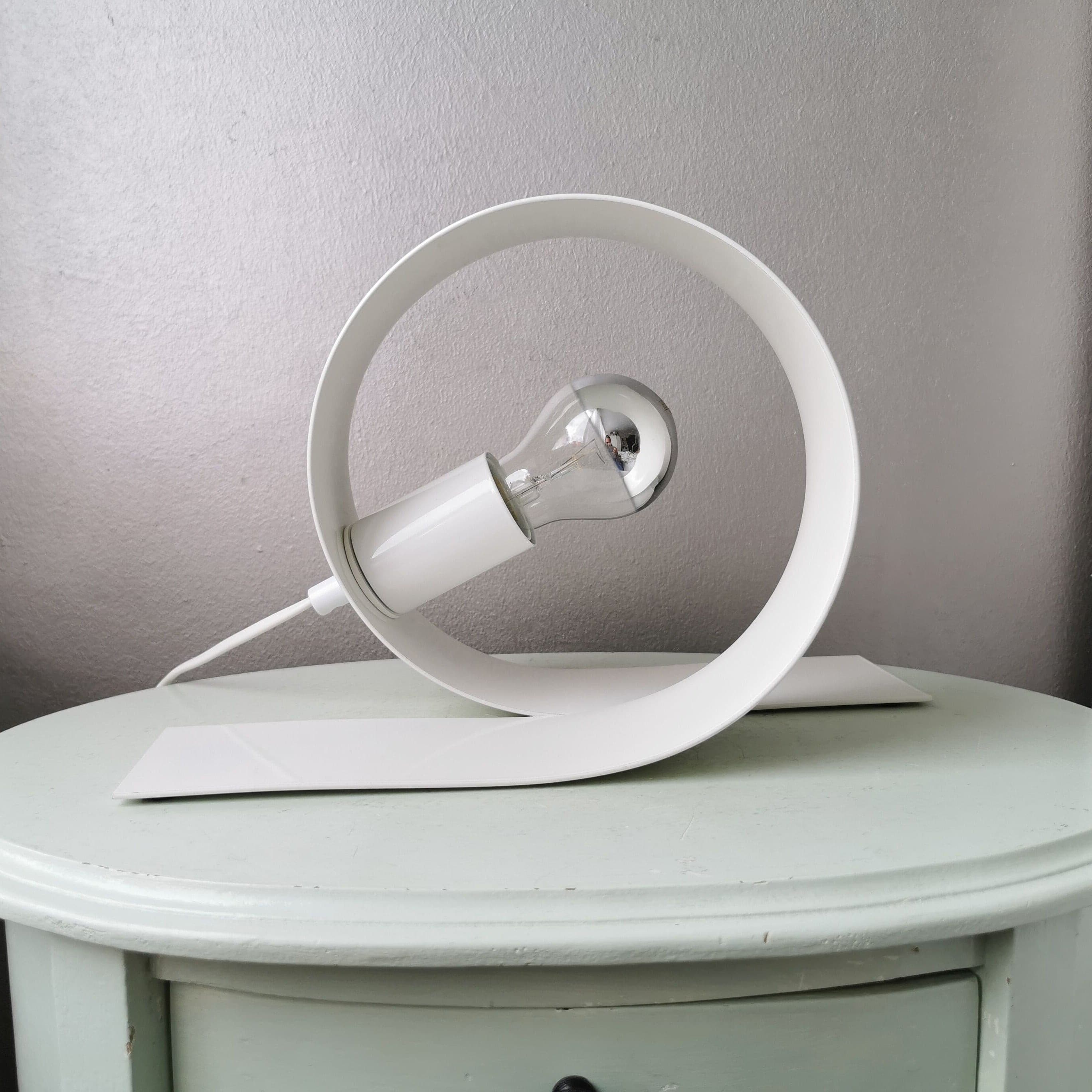 Aurell | Minimalistyczna biała metalowa lampa stołowa do nowoczesnych wnętrz